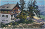 Das Kufsteiner Haus, Gemeinde Langkampfen auf dem Pendling (1.563 m.ü.A.) in den östlichen Brandenberger Alpen gegen das Kaisergebirge. Photochromdruck 9 x 14 cm; Verein. Kunstverlag Ed. Lippott & A. Karg, Kustein 1912.  Inv.-Nr. vu914pcd00384