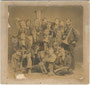 "Kirchbühler (Kirchbichl, Bezirk Kufstein, Tirol) Musik=Bande Photographirt in Kufstein anno 1867 d(en). 22. (Monat unleserlich)". Albuminabzug auf Untersatzkarton ca.16 x 17 cm.