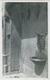 Trinkwasserbrunnen am Neuhof mit "Goldenem Dachl", gestiftet 1934 vom Kaufmann und Heimatforscher Hans Hörtnagl in Innsbruck, Herzog-Friedrich-Straße 15. Gelatinesilberabzug 9 x 14 cm; Wilhelm Stempfle, Innsbruck wohl 1934.  Inv.-Nr. vu914gs00469