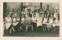 "Kochkurs Mai 1936" (rücks. handschr. bez.). Veranstaltet wohl von einer Einrichtung der Erwachsenenbildung. Gelatinesilberabzug 9 x 14 cm ohne Impressum (wohl Amateuraufnahme) und Ort.  Inv.-Nr. vu914gs00544