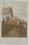 "Der Antlassritt bei Kirchberg" (rückseitig handschriftlich bezeichnet), Station bei der sogenannten Schwedenkapelle. Gelatinesilberabzug 9 x 14 cm; Aufnahme: Toni Kogler, Innsbruck um 1905.  Inv.-Nr. vu914gs00225