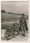 Ein Wiener in zeitgenössischer Motorradkleidung (z.B. Ledermantel, Knickerbocker, Baskenmütze) und eine PUCH mit aufgeladener Reise- und Campingausrüstung. Gelatinesilberabzug 9 x 12 cm (wohl Amateuraufnahme ) um 1960.  Inv.-Nr. vu912gs00025