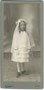 Erstkommunikantin wohl aus einer bürgerlichen Familie. Gelatinesilberabzug auf Untersatzkarton 8,2 x 16,5 cm (Format Oblong-Viktoria) um 1910. Impressum: Georg Egger, Schweizergasse 33, Lienz. Inv.-Nr. vuOBL.VIC-00014