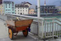 Handwagen mit nachträglich erhöhter Bordwand mit Reinigungswerkzeug  für Straßenkehrer auf der Innbrücke in der Bezirkshauptstadt Kufstein, Tirol. Digitalphoto; © Johann G. Mairhofer 2013.  Inv.-Nr. 1DSC05647