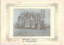 „Landeck 1904/05 // IV. Mädchenklasse“ (Volksschule). Gelatinesilberabzug 11,2 x 14,6 cm auf Gruppenkarton mit Golddruck 18,0 x 24,8 cm ohne Impressum.