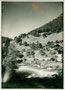 Pfunderer Bach im gleichnamigen Tal mit Ursprung in den Zillertaler Alpen und Mündung in die Rienz bei Niedervintl im Unterpustertal, Südtirol. Gelatinesilberabzug 9 x 12 cm, wohl Amateuraufnahme, datiert „Aug(ust). 1927“.  Inv.-Nr. vu912gs00012
