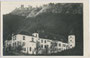 Ansitz Schwanburg in Nals, Provinz Bozen, vorm. Gefürst. Grafsch. Tirol, heute Bezirksgemeinschaft Burggrafenamt, Autonome Provinz Bozen-Südtirol). Gelatinesilberabzug 9 x 14 cm; Aufnahme und Verlag Leo Baehrendt, Meran 1927.  Inv.-Nr. vu914gs00159