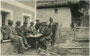 "Le Tyrol - Groupe de Guides". Bergführer in den Dolomiten beim Kartenspiel (Souvenir. Lichtdruck 9 x 14 cm nach einer photographischen Vorlage; Impressum: Ern. Thill, Bruxelles (dt.: Brüssel), postalisch befördert 1916.  Inv.-Nr. vu914ld00278