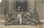 Sanitätspersonal vom K.u.K. Reservespital, 1. Abteilung im Haus der Akademischen Verbindung Austria Innsbruck in Innsbruck, Josef-Hirn-Str. 3 im Oktober 1914. Gelatinesilberabzug 9 x 14 cm; Hans Amos, Innsbruck, Erlerstr. 4.  Inv.-Nr. vu914gs00596