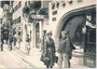 Dame und Herr in Wetterschutzkleidung für Motorradfahrer bei einem Aufenthalt in der Altstadt von Kitzbühel in Tirol vor dem Café Praxmair, Vorderstadt 17. Gelatinesilberabzug 7,5 x 11,0 cm, Amateuraufnahme um 1965.  Inv.-Nr. vu7511gs00003