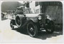 Pritschenlastwagen auf Basis eines Personenwagens unbestimmten Fabrikats eines Pendeltransportunternehmens, bez.: "Scharnitz - Innsbruck 1931." Gelatinesilberabzug 6 x 9 cm ohne Urhebernachweis (wohl Amateuraufnahme).  Inv.-Nr. vu609gs00009