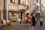 Schaufenster und befüllte Graphikständer vom Antiquariat "Boschi" während der Öffnungszeiten in der Altstadt von Innsbruck, Kiebachgasse 14. Digitalphoto; © Johann G. Mairhofer 2012.  Inv.-Nr. 1DSC05228