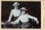 Jungdamen in zeitgenössischer Radsportmode (Strohhut genannt „Kreissäge“), Rock und Bluse. Gelatinesilberabzug auf Untersatzkarton 10,6 x 16,6 cm (Cabinet-Format); Impressum: A(lfred). Stockhammer, Hall in Tirol um 1900.  Inv.-Nr. vuCAB-00207