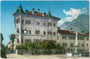 Gasthof „zum Weissen Rössl“ (Renaissance) und barocker Marienbrunnen in Kaltern-Markt, Marktplatz 11; Gbz. Kaltern, Bzk. Bozen, Gefürst. Grafsch. Tirol (heute Südtirol). Photochromdruck 9 x 14 cm; Joh. F. Amonn, Bozen 1910.  Inv.-Nr. vu914pcd00215