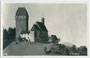Burg Freundsberg von Nordosten. Gelatinesilberabzug 9 x 14 cm; Impressum: Photo-Kunstanstalt Adolf Künz, Innsbruck, Stafflerstr. 18; postalisch gelaufen 1930.  Inv.-Nr. vu914gs00452