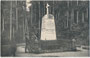 Infanteristen mit Tornister beim umfriedeten Denkmalsobelisk in Erinnerung an die Gefallenen der Kämpfe in Tirol an der Schießbahn auf dem Bergisel über Innsbruck. Lichtdruck 9 x 14 cm ohne Urhebernachweis, um 1910.  Inv.-Nr. vu914ld00314