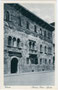 Palazzo Quetta Alberti-Colico (ursprünglich Casa Salvadori), erbaut an der Wende vom 15. zum 16. Jahrhundert in Trento/Trient, via Belenzani 46. Rastertiefdruck 9 x 14 cm; Verlag G. Widmann, Trento um 1910.  Inv.-Nr. vu914rtd00015