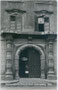 Portal des barocken Palais Tannenberg-Enzenberg in Innsbruck, Innere Stadt, Universitätsstraße 22-24. Gelatinesilberabzug 9 x 14 cm; Aufnahme und Verlag von A(lfred). Stockhammer, Hall in Tirol 1911.  Inv.-Nr. vu914gs00485