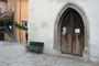 Spitzbogenportal der 1365 geweihten Pfarrkirche zur. Hl. Katharina (Katharinenkirche, auch Stadtkirche) und zugleich seit 1950 Kriegergedächtniskirche in der Hinterstadt von Kitzbühel, Tirol. Digitalphoto, © Johann G. Mairhofer 2015.  Inv.-Nr. 2DSC02675