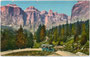 „Dolomitenbus“ Gräf & Stift 30 PS/22 KW der k.k. Automobilpost auf der Dolomitenstraße am Pordoijoch (2.239m s.l.m) und die Sellagruppe. Photochromdruck 9 x 14 cm; Verlag Joh(ann). F(ilibert). Amonn, Bozen 1910. vu914pcd00303