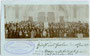 „2. Pilgerfahrt Brixen - Lourdes - Paray-le-Monial (Mai 1907)“, Gruppenbild von Gläubigen aufgenommen vor einem Kirchenportal aneinem Gnadenort. Gelatinesilberabzug 9 x 14 cm; Urheberstampiglie: Johann Unterrainer, Lienz. Inv.-Nr. vu914gs00058