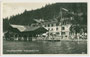 Hotel „Scholastika“ mit Strandcafé und Schiffsanleger am Ostufer vom Achensee, Gde. Achenkirch, Bzk. Schwaz, Tirol. Gelatinesilberabzug 9 x 14 cm; Aufnahme: C(lemens). Lindpaintner, Innsbruck um 1925.  Inv.-Nr. vu914gs00230