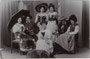 Besucher des Alpenvereins-Kostüm-Balls in der Tiroler Bezirkshauptstadt Lienz mit Grußworten rückseitig von Konditor Carl Mahl, Stadtgasse 26 an ein Frl. Mitzi. Gelatinesilberabzug 9 x 14 cm ohne Urhebernachweis um 1910.  Inv.-Nr. vu914gs00775