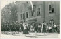 Schützenkompanie Sillian, Bezirk Lienz, Tirol bei einem Schützenfest in einem nicht bezeichneten Ort im Jahr 1955. Gelatinesilberabzug 9 x 14 cm ohne Impressum (wohl Amateuraufnahme).  Inv.-Nr. vu914gs01155