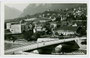 Universitätsbrücke und Höttingerau mit der Hauptschule von Architekt Franz Baumann in Hötting, Fürstenweg 13. Gelatinesilberabzug 9x14cm, kein Impressum um 1930.  Inv.-Nr. vu914gs00245
