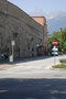 Restaurierter Abschnitt der Stadtmauer am Stadtgraben gegenüber dem Veranstaltungszentrum Kurhaus (ehemaliges Kurmittelhaus) in Hall in Tirol, Bezirk Innsbruck-Land von Osten. Digitalphoto; © Johann G. Mairhofer 2013.  Inv.-Nr. 1DSC07248