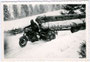 Transport von Rundholz mittels einer Gebirgsdreiradkonstruktion der Fa. Kirchner, Bramberg am Wildkogel, Bezirk Zell am See, Salzburg im Winterhalbjahr um 1960. Gelatinesilberabzug 6 x 9 cm.  Inv.-Nr. vu609gs00004
