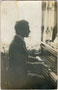 Klavier spielen als Fundament bürgerlicher Erziehung für die Pflege der Salon- und Hausmusik. Gelatinesilberabzug 9 x 14 cm ohne Urhebernachweis (wohl Amateuraufnahme), um 1920.  Inv.-Nr. vu914gs00841