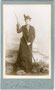 Dame in Alpinkleidung und mit Bergstock im Atelier. Albuminabzug auf silbergeprägtem Untersatzkarton 10,5 x 6,5 cm (Visit-Format). Impressum: Jos(ef). Stiegler, Stumm im Zillerthal um 1895.  Inv.-Nr. vuVIS-00072