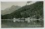 Gastronomie und Bootsverleih am Nordufer vom Reintalersee, Gemeinde Kramsach, Bezirk Kufstein, Tirol. Gelatinesilberabzug 9 x 14 cm; Impressum: Ad(olf). Künz, Innsbruck, Anichstraße 32, um 1935.  Inv.-Nr. vu914gs00735