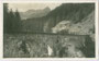 Cabriolet-Autobus der Österr. Post- und Telegraphenverwaltung auf der Rosengartenbrücke in Tux im Zillertal, Bezirk Schwaz, Tirol. Gelatinesilberabzug 9 x 14 cm; Aufnahme/Verlag: Richard Müller, Innsbruck um 1930.  Inv.-Nr. vu914gs00671
