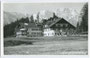 Gasthof „Grünwalderhof“, ehem. Fürstl. Thurn und Taxis'scher Jagdhof in Patsch mit Nordkette, Gbz. Innsbruck, Bzk. Innsbruck-Land. Gelatinesilberabzug 9 x 14 cm; Alp. Kunstverlag Sepp Ritzer & Therese A. Kofler, Innsbruck.  Inv.-Nr. vu914gs00371