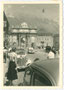 Leopoldstraße gegen Triumphpforte und Nordkette in Innsbruck, am Parkstreifen ein BMW 303 Cabriolet, von 1933 bis 1934 produziert worden. Gelatinesilberabzug 7 x 10 cm ohne Urhebernachweis (wohl Amateuraufnahme), um 1955.  Inv.-Nr. vu710gs00005