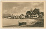 Auf linkem Innufer angelandetes Treidelschiff (von Pferden flussaufwärts gezogenes Lastenflussschiff) bei Rattenberg, Bezirk Kufstein, Tirol. Heliogravüre 9 x 14 cm; Impressum: Rob(ert). Armütter, Rattenberg um 1920.  Inv.-Nr. vu914hg00035
