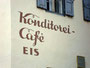 Typographie der späten 50er Jahre an der Fassade zur Malinggasse vom Haus Haggenmüller, Konditorei - Cafè - Eisdiele. Digitalphoto; © Johann G. Mairhofer 2015.  Inv.-Nr. 2DSC02746