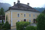 Alte Schule in Kitzbühel, Pfarrau 1 (heute Vereinsheim), ein zweigeschoßiger, spätklassizistisch-biedermeierlicher Baukörper auf rechteckigem Grundriss mit Vollwalmdach. Digitalphoto; © Johann G. Mairhofer 2015.  Inv.-Nr. 2DSC02639