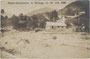 Der über die Ufer getretene Alpbach im Gemeindegebiet von Brixlegg, Bezirk Kufstein, Tirol im Jahr 1908. Gelatinesilberabzug 9 x 14 cm; Aufnahme und Verlag K(arl). Dornach, Innsbruck, Welsergasse 8.  Inv.-Nr. vu914gs00205