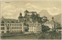 Bezirksgericht (links), Georg-Pirmoser-Straße 10 und Gasthof "Buchauer" (Bildmitte) in Kufstein gegen Festung und den Pendling. Lichtdruck 9 x 14 cm; Aufnahme und Verlag D(avid). Amort, Kufstein; postalisch befördert 1913.  Inv.-Nr. vu914ld00288