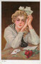 Jungdame im Matrosenkleid mit Haarschleife in Betrübnis nach Erhalt eines Briefs. Farbautotypie 9 x 14 cm nach einem Entwurf von Bill Fisher (U.S.A. oder England) wohl um 1910.  Inv.-Nr. vu914fat00011