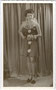 Junge Dame in Clownskostüm im Fasching. Gelatinesilberabzug 9 x 14 cm; Aufnahme: Siegfried Höbart, Sonnenburgstraße 21, Innsbruck-Wilten um 1930.  Inv.-Nr. vu914gs00783