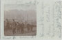 Couleurbummel von Altherren einer nicht bezeichneten Studentenverbindung auf dem Weg zum Sonnenburgerhof in Innsbruck (wohl Amateuraufnahme). Gelatinesilberabzug 9 x 14 cm, postalisch befördert 1903.  Inv.-Nr. vu914gs00042