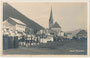 Notburga-Prozession in Eben am Achensee (alljährlich im September) bei der Wallfahrtskirche St. Notburga mit ehem. Pfarrhof (seit 2004 Notburgamuseum). Gelatinesilberabzug 9 x 14 cm ohne Urhebernachweis um 1930.  Inv.-Nr. vu914gs01202
