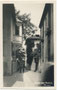 Passeirergasse im Steinachviertel von Meran, ehem. Bezirkshauptstadt der Gefürsteten Grafschaft Tirol. Gelatinesilberabzug 9 x 14 cm; Impressum: B(ernhard). JOHANNES (1846-1899), wohl posthum ediert worden um 1930.  Inv.-Nr. vu914gs01170