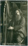 Harfinist und Bassist Martin Heigl in der Weinstube "Schicketanz Batzenhäusl", Römerhofgasse 1 in Kufstein, Tirol. Gelatinesilberabzug 9 x 14 cm; Verlagsstempel unleserlich, wohl um 1910.  Inv.-Nr. vu914gs01134