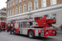 Magirus DLK 23-12 NB (Drehleiter 30m) mit Korb der Freiwilligen Feuerwehr Hötting, Stadtgemeinde Innsbruck beim Einsatz in der Fallmerayerstraße beim Landesgerichtsgebäude. Digitalphoto; © Johann G. Mairhofer 2014.  Inv.-Nr. 2DSC00971