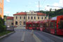 Triebwagen Bombardier Flexity Outlook C der IVB (Innsbrucker Verkehrsbetriebe) in der Andreas-Hofer-Straße Wilten biegt links in die Egger-Lienz-Straße beim Westbahnhof ein. Digitalphoto; © Johann G. Mairhofer 2014.  Inv.-Nr. 1DSC03586